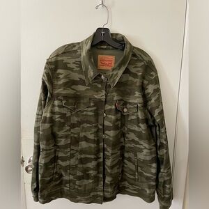 Levi’s plus size camo boyfriend jacket